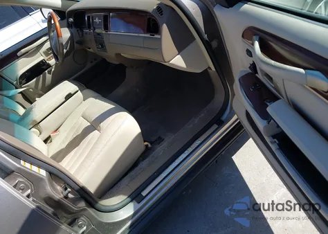 2003 Lincoln Town Car Signature z USA, uszkodzony, nr VIN 1LNHM82W63Y693150